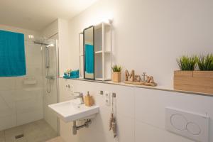 Ένα μπάνιο στο Wohnen am Südstrand - Ferienwohnung 0 7 +264 φωτογραφίες