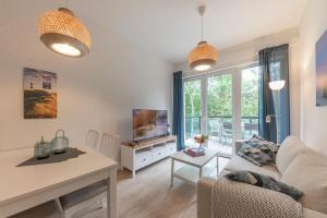 a living room with a couch and a tv at Wohnen am Südstrand - Ferienwohnung 1 5 in Wyk auf Föhr