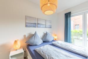Кровать или кровати в номере Wohnen am Südstrand - Ferienwohnung 0 4