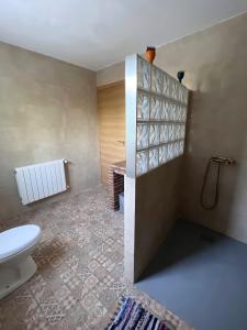 a bathroom with a toilet and a sink at Open Mind Hostel in Alcalá la Real