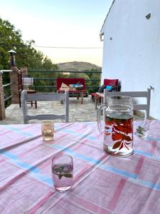 een tafel met een glazen pot bovenop een tafel bij Open Mind Hostel in Alcalá la Real