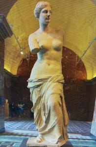 uma estátua de uma mulher em exposição num museu em Venus of Milo em Nápoles