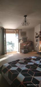 uma sala de estar com um tapete estampado no chão em Grande maison coeur de village piscine jacuzzi em Maureillas
