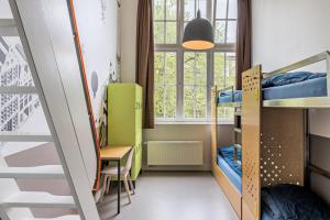 Ein Bett oder Betten in einem Zimmer der Unterkunft Stayokay Hostel Amsterdam Oost