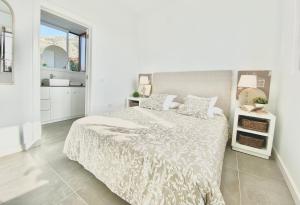 een witte slaapkamer met een groot bed en een raam bij Casa Lava Luminosa y con Magníficas Vistas in La Orotava