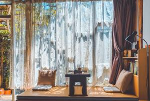 Un lugar para sentarse en Honglin Houseg虹林的小院 防疫整栋 古城里温馨私家小院 享受大理慢时光 树下喝茶聊天 烧烤娱乐自助厨房 休闲好去处