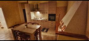cocina con mesa de madera y comedor en Casa Cilento nel Verde, en Rutino