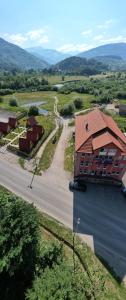 einen Blick über ein Gebäude mit einer Straße daneben in der Unterkunft PROKLETIJE HOTELL Same in Brezojevica