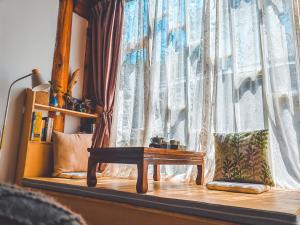 Galería fotográfica de Honglin Houseg虹林的小院 防疫整栋 古城里温馨私家小院 享受大理慢时光 树下喝茶聊天 烧烤娱乐自助厨房 休闲好去处 en Dali