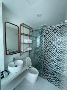 y baño con lavabo, aseo y espejo. en Ngoc Khanh hotel, en Nha Trang