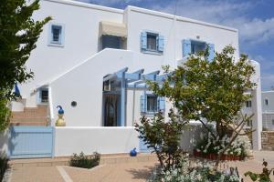 un edificio blanco con ventanas y árboles azules en Lia's Home, en Mármara