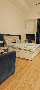 1 dormitorio con 2 camas y suelo de madera en Top Luxuries Couple Friendly Stay in Gaur Mall by Taj Studios, en Ghaziabad