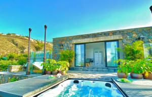 een huis met een hot tub op een patio bij Casa Lava Luminosa y con Magníficas Vistas in La Orotava