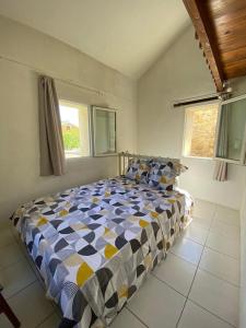 1 dormitorio con 1 cama en una habitación con ventanas en Joli studio en plein centre ville - Nyons, en Nyons