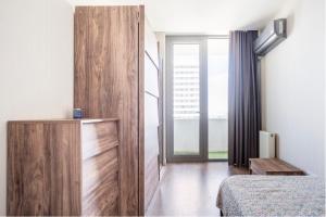 1 dormitorio con 1 cama y puerta con ventana en 4 bedroom rental unit with pool/middle of Bursa, en Nilüfer