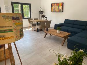un soggiorno con divano blu e tavolo di Le petit prince a Balaruc-les-Bains