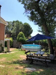 Bazén v ubytování Casa Rural Pantano de San Juan nebo v jeho okolí