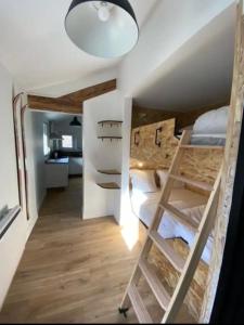 une chambre avec deux lits superposés et une échelle dans l'établissement Le Chalet - Appartement 5 personnes avec parking, à Savignac-les-Ormeaux