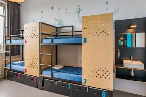 Ein Etagenbett oder Etagenbetten in einem Zimmer der Unterkunft Stayokay Hostel Amsterdam Oost