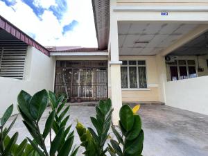 una casa con una puerta delante de ella en Perdana Cottage, Peaceful & Cozy Residential Area, en Sungai Petani