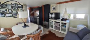ein Wohnzimmer mit einem weißen Tisch und einem Sofa in der Unterkunft RBR 1532 - Beach Resort Kamperland in Kamperland