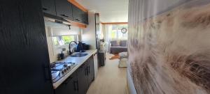 een keuken met een wastafel en een aanrecht bij RBR 1532 - Beach Resort Kamperland in Kamperland