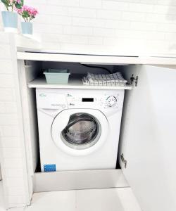 una lavatrice e un'asciugatrice sotto un bancone in cucina di Encanto Studio a Playa del Ingles