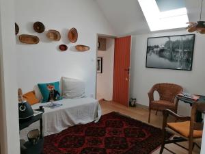 um quarto com uma cama, uma mesa e uma cadeira em La Robinière Maison d'Hôtes em Mont-près-Chambord