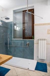 um chuveiro com uma porta de vidro na casa de banho em Appartamento Giulia em Besnate
