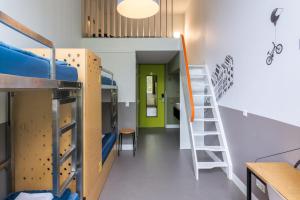 Ein Etagenbett oder Etagenbetten in einem Zimmer der Unterkunft Stayokay Hostel Amsterdam Oost