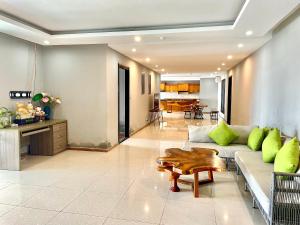 una sala de estar con un sofá y una mesa en Nice Oasky Vung Tau Apartment 88, en Vung Tau