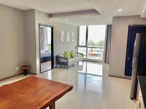 een woonkamer met een tafel en een bank bij Ocenkey Welcome You to Vung Tau with 3Bedroom in Vung Tau