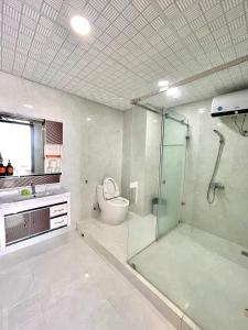 Un baño con ducha de cristal y un inodoro. en Nice Oasky Vung Tau Apartment 88, en Vung Tau