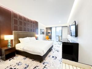 吉隆坡的住宿－Platinum 2 by DM Suites KLCC , Kuala Lumpur，酒店客房,配有床和电视