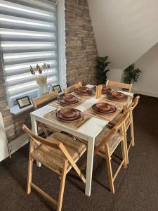 un tavolo con sedie e un tavolo bianco con piatti di Eastbourne Haven a Eastbourne