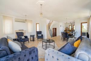 A seating area at Villa Asya 2