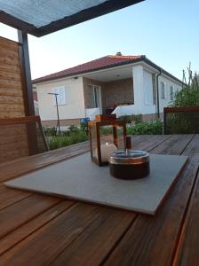 une table en bois avec une chaise en bois sur une terrasse en bois dans l'établissement Holiday Home Lucia, à Lozovac