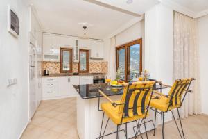 A kitchen or kitchenette at Villa Asya 2