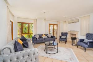 A seating area at Villa Asya 2
