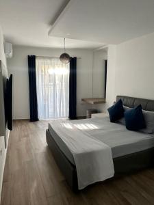 una camera con un grande letto e una grande finestra di Spinola Apartment a San Giuliano