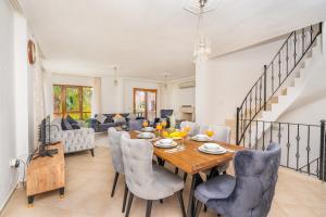 A seating area at Villa Asya 2