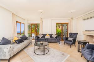 A seating area at Villa Asya 2