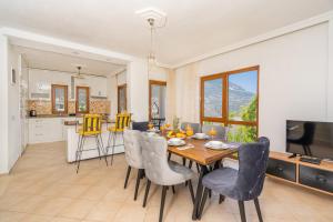 A kitchen or kitchenette at Villa Asya 2