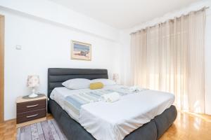 sypialnia z dużym łóżkiem i oknem w obiekcie Apartment Paula w mieście Zadar
