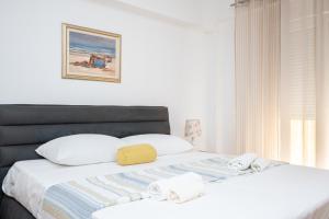 sypialnia z 2 łóżkami i ręcznikami w obiekcie Apartment Paula w mieście Zadar