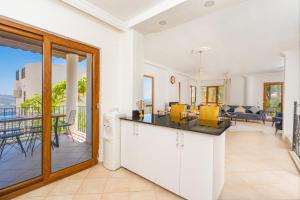 A kitchen or kitchenette at Villa Asya 2