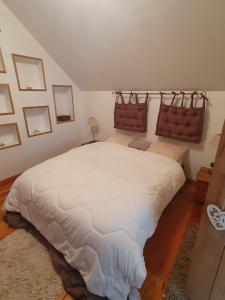 a bedroom with a large white bed in a room at Maison spacieuse in Auteuil