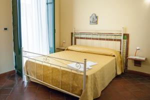 タオルミーナにあるB&B Casa Andreaのベッドルーム1室(ベッド1台付)