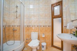 A bathroom at Villa Asya 2