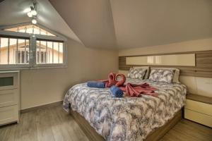 een slaapkamer met een bed met slippers erop bij Duplex Paradise Parque Tropical 1 Los Cristianos in Los Cristianos +38 foto's